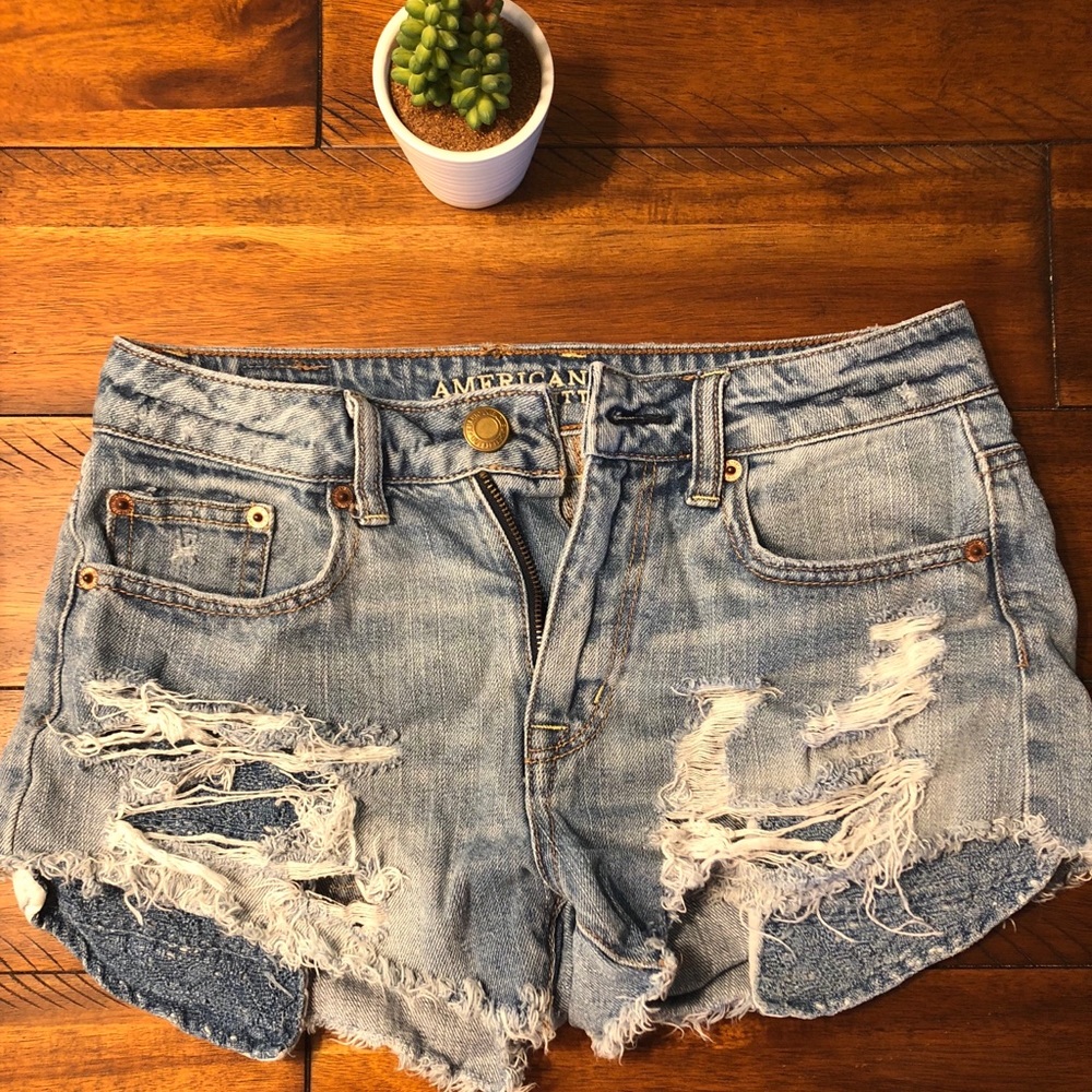 Super cute distressed denim shorts 😍